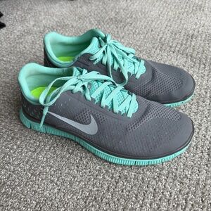 Nike Free 4.0 V2 in Strata Grey/Turquoise
